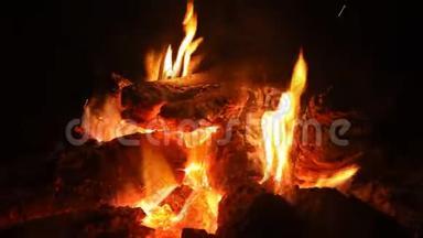 火在火中燃烧以保暖。